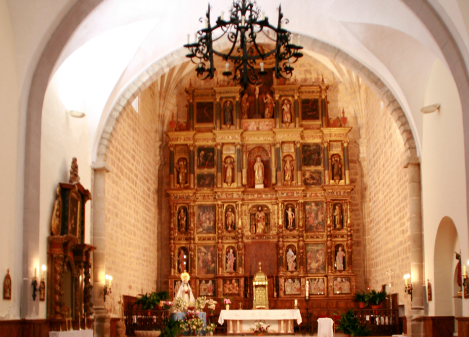 Vista de la nave y retablo
