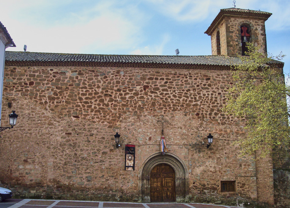 Fachada y puerta principal