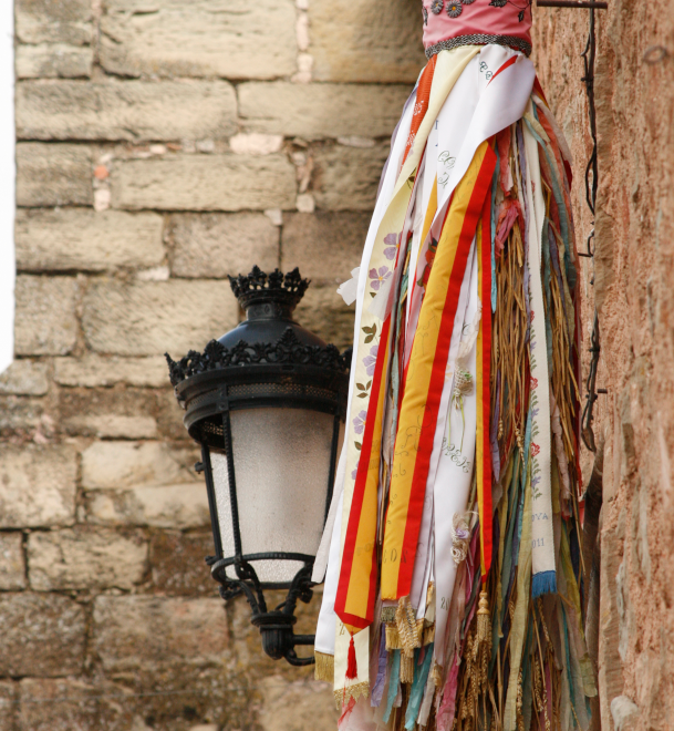 Bandera de los Quintos colocada en la puerta de la Iglesia durante todo el año hasta su quema en Semana Santa.